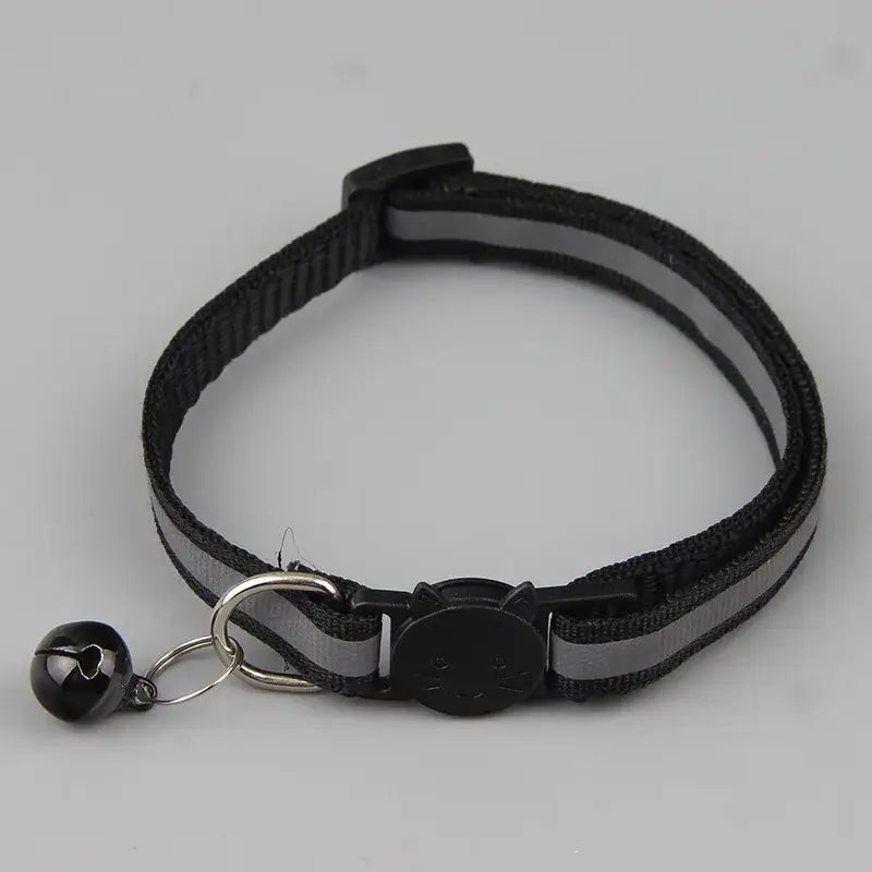 Reflective cat collar with bell in black, adjustable size 19–32 cm, featuring a safety flashing light, ideal for style and visibility.