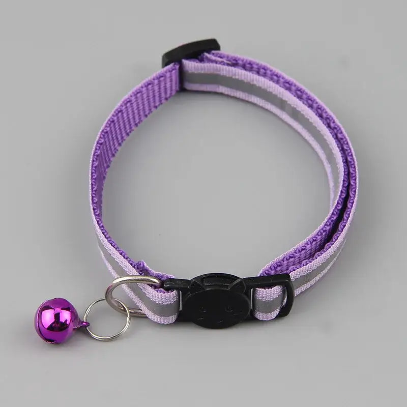 Purple reflective cat collar with bell, adjustable size 19–32 cm, enhances pet safety with flashing light, stylish design.