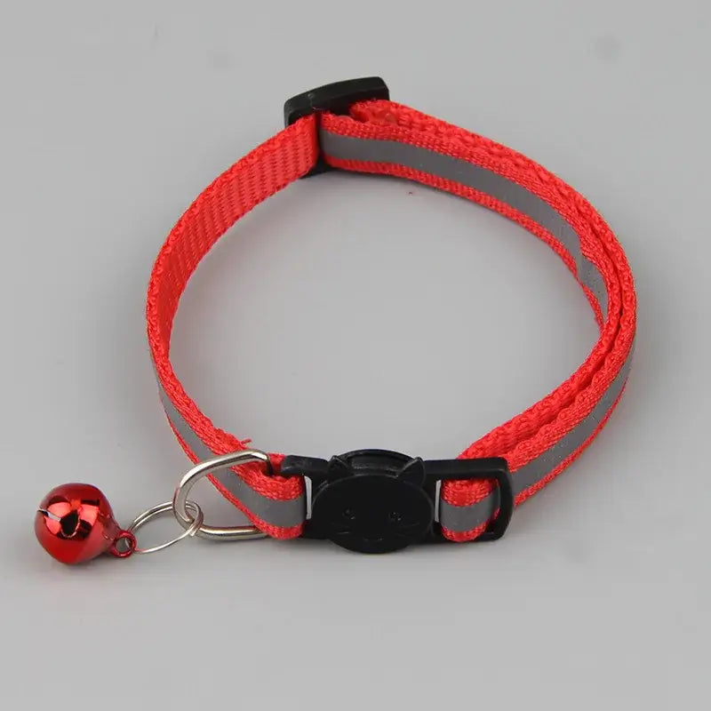 Red reflective cat collar with bell, adjustable size 19–32 cm, featuring safety light and stylish design for optimal pet safety and charm.