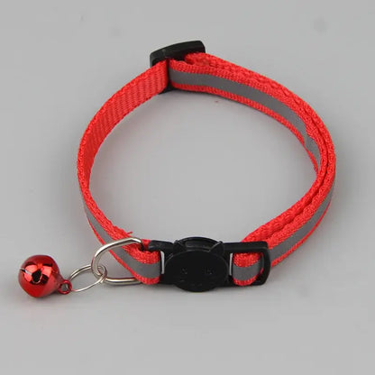 Red reflective cat collar with bell, adjustable size 19–32 cm, featuring safety light and stylish design for optimal pet safety and charm.