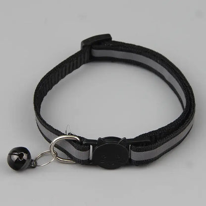 Reflective cat collar with bell in black, adjustable size 19–32 cm, featuring a safety flashing light, ideal for style and visibility.