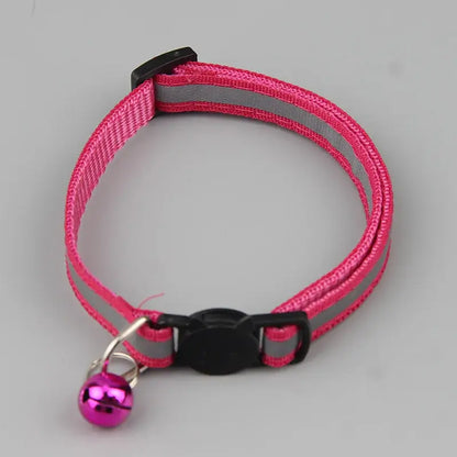Reflective pink cat collar with bell, adjustable size 19–32 cm, featuring a flashing light for safety, suitable for cats & small pets.